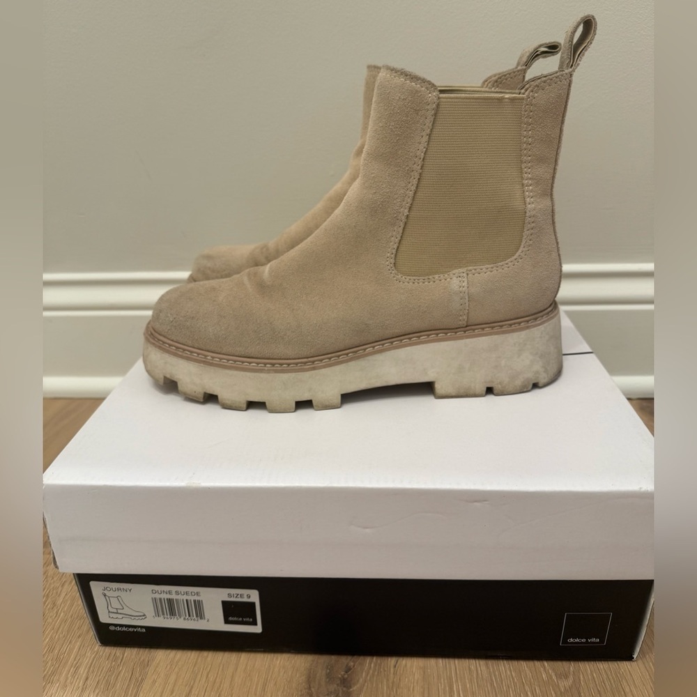 Dolce Vita Journy Women’s boots. Size 9. Dune Suede color.